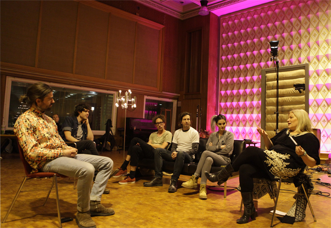 Voice expert Kara Johnstad training session at the TELEKOM MUSIC TALENT SPACE