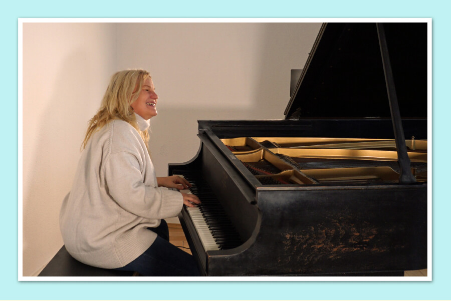 Kara Johnstad on the grand piano. Photo by Katharina Menzel
